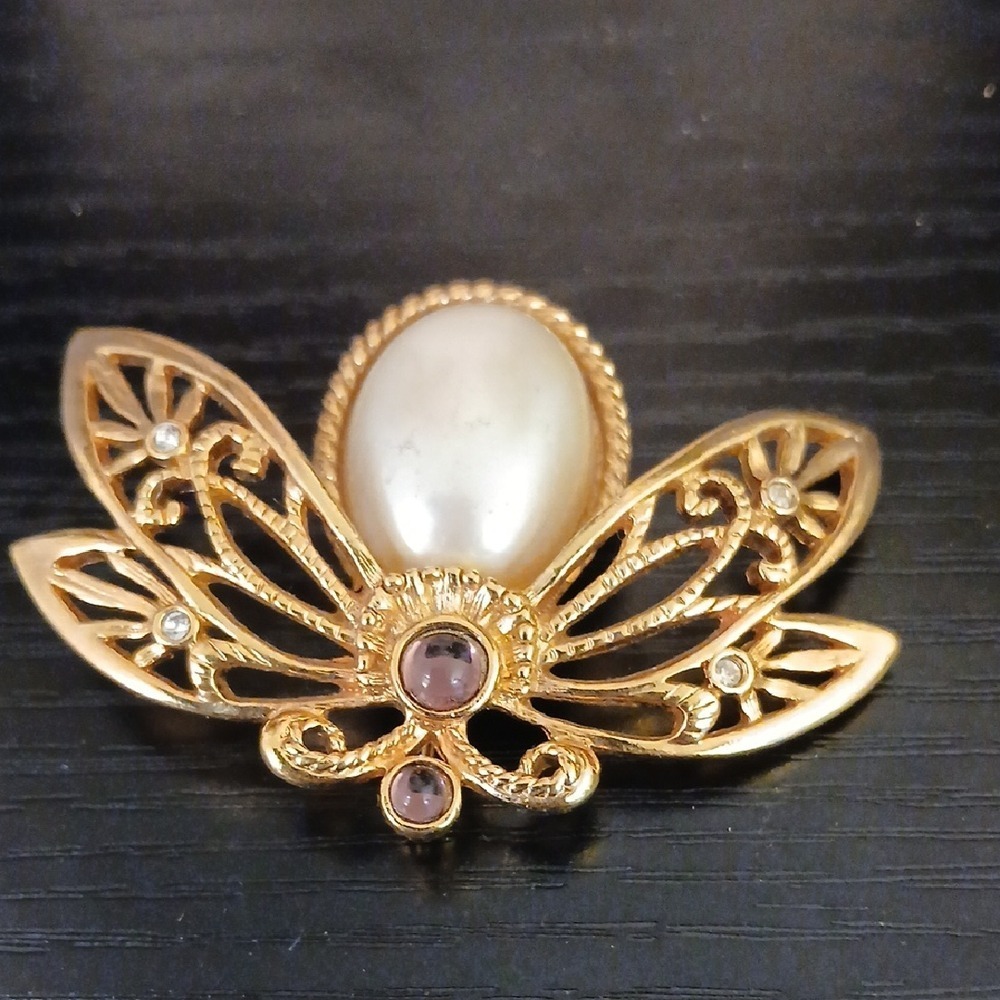 Elegant Gold and Pearl Butterfly Brooch